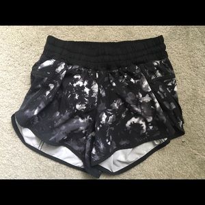 Lululemon tracker print shorts size 6